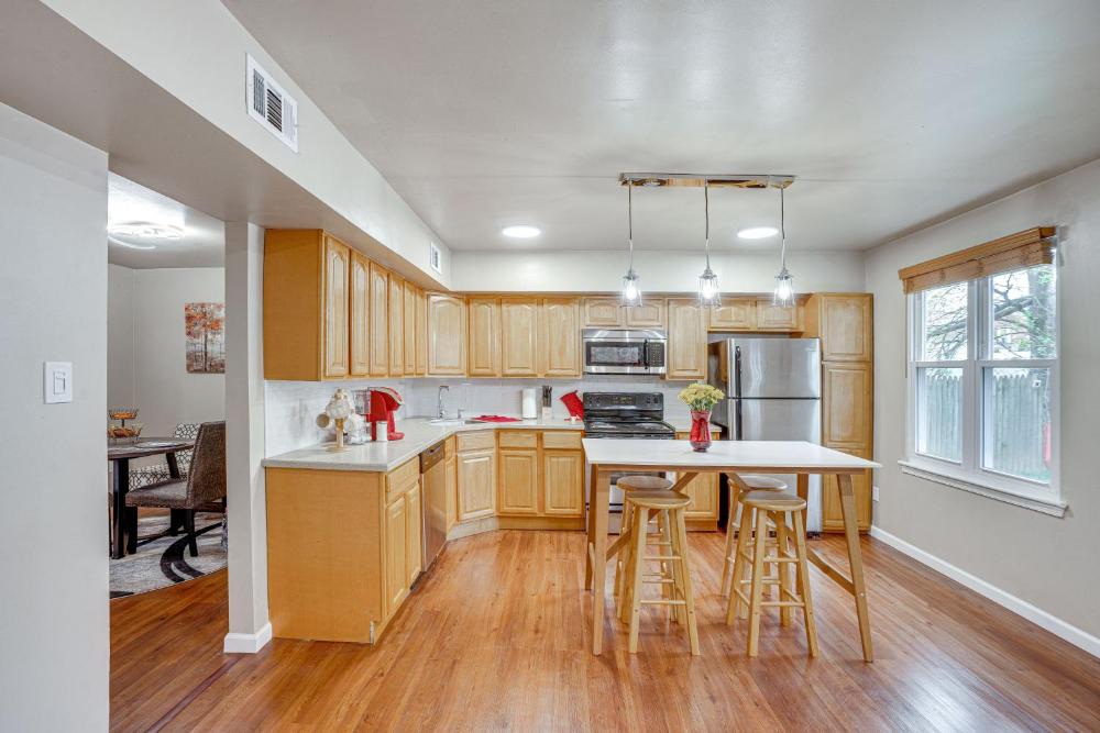 Walk to Mall and Train Station! Philly Suburb Stay